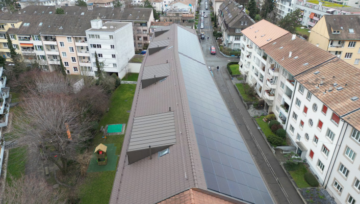 Indach Photovoltaikanlage_Wohngenossenschaft Ettingerhof Basel